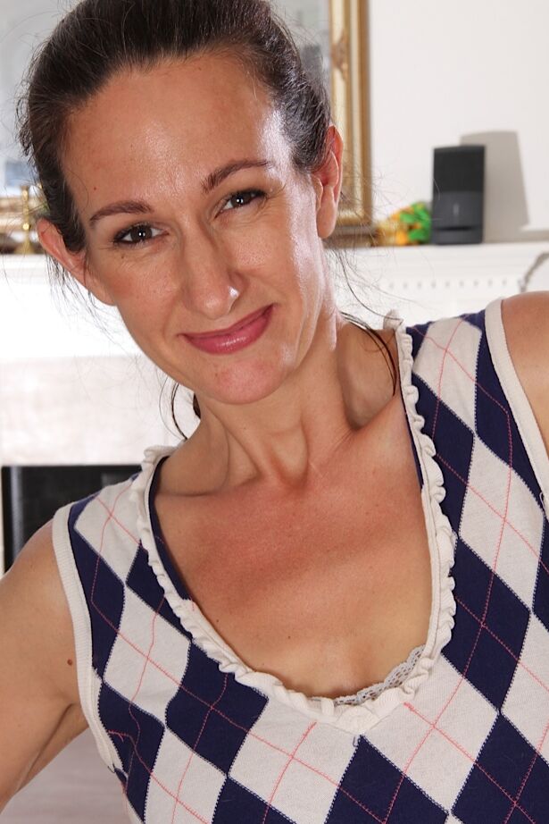 16P Cheeky mature with saggy tits Genevieve Crest wants to reach orgasm