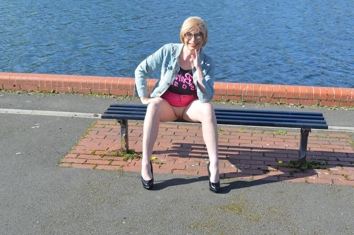20P Mulher madura Leggy Barby Slut expõe seus seios enquanto está em lugares públicos