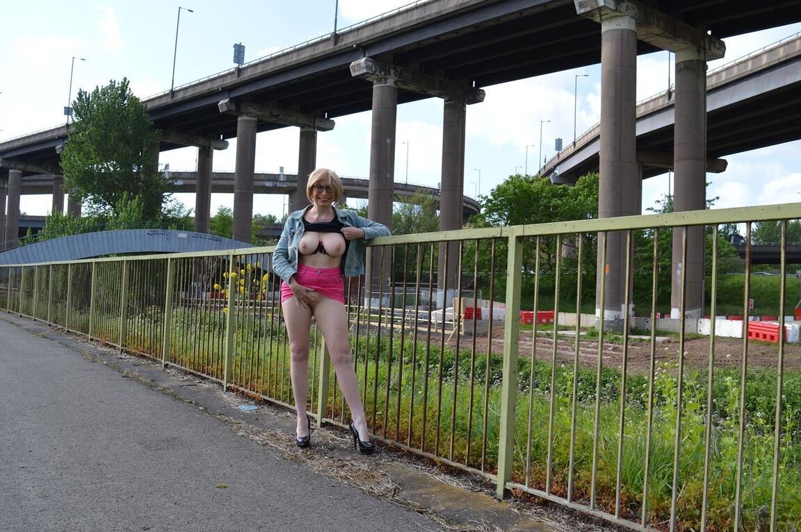 20P Mulher madura Leggy Barby Slut expõe seus seios enquanto está em lugares públicos