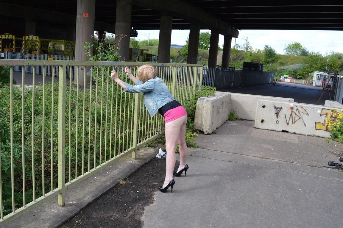 20P Mulher madura Leggy Barby Slut expõe seus seios enquanto está em lugares públicos