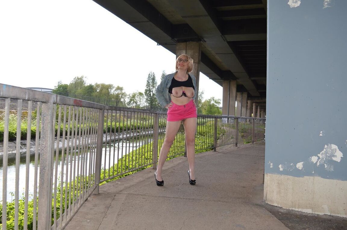 20P Mulher madura Leggy Barby Slut expõe seus seios enquanto está em lugares públicos