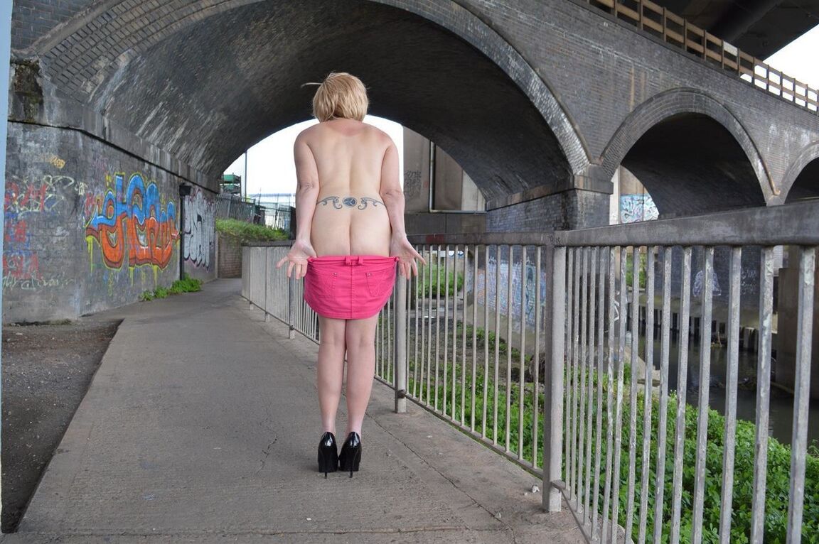 20P Mulher madura Leggy Barby Slut expõe seus seios enquanto está em lugares públicos