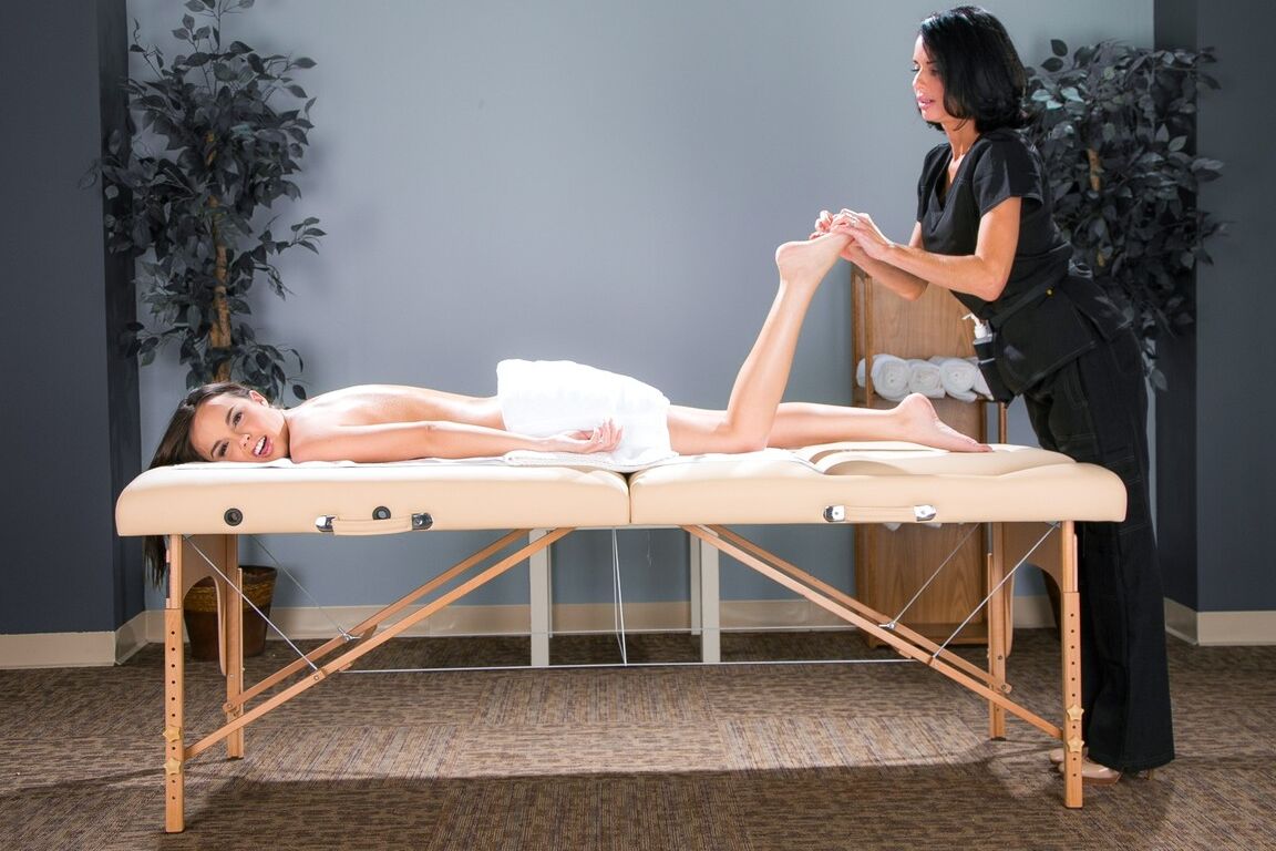 15P A ação de massagem garota com garota evolui para um trio lésbico