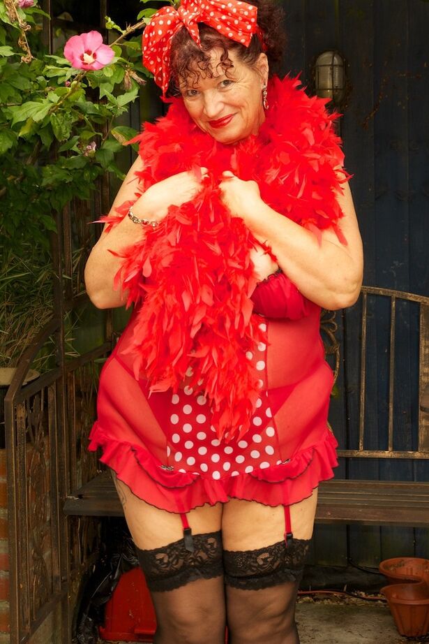 20P Mujer mayor gorda Dirty Doctor pierde su gran trasero y sus tetas de la lencería roja