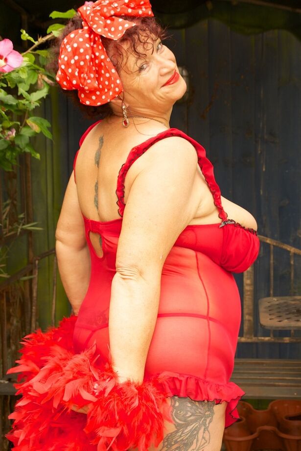 20P Mujer mayor gorda Dirty Doctor pierde su gran trasero y sus tetas de la lencería roja