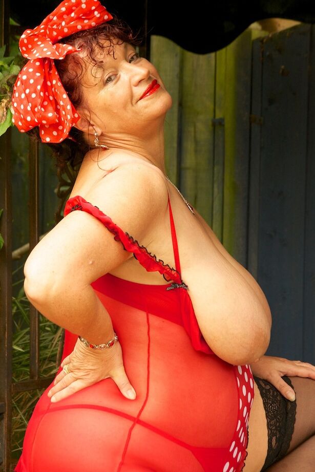 20P Mujer mayor gorda Dirty Doctor pierde su gran trasero y sus tetas de la lencería roja
