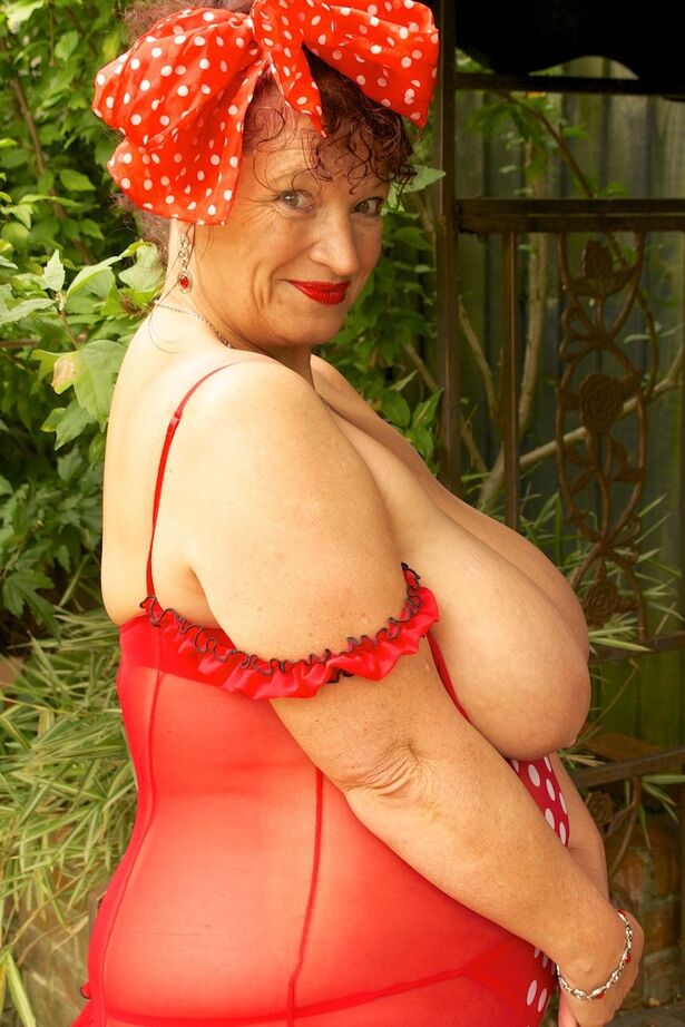 20P Mujer mayor gorda Dirty Doctor pierde su gran trasero y sus tetas de la lencería roja
