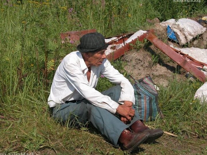 16P Pelirroja cachonda encuentra a un viejo vagabundo para follarle el coño caliente en un campo