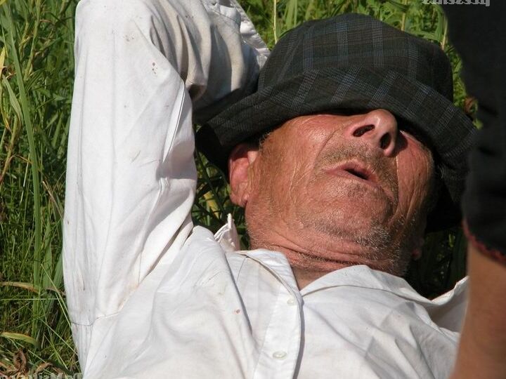 16P Pelirroja cachonda encuentra a un viejo vagabundo para follarle el coño caliente en un campo
