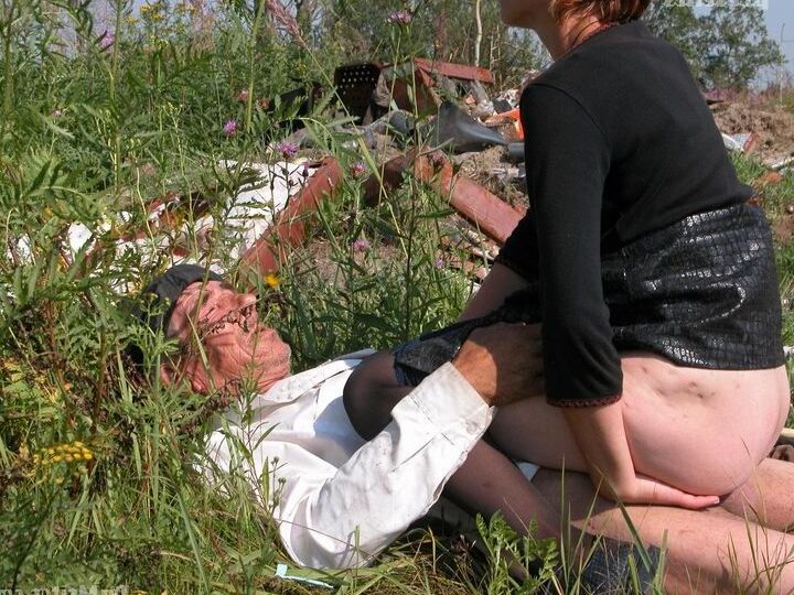 16P Pelirroja cachonda encuentra a un viejo vagabundo para follarle el coño caliente en un campo