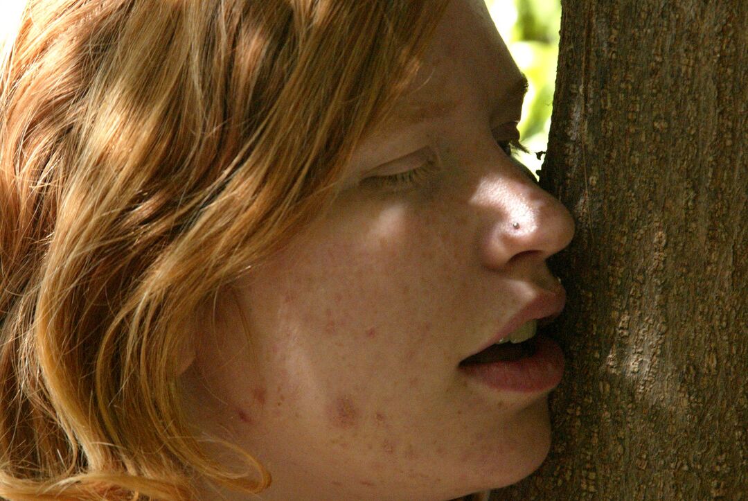 20P Pelirroja atada a un árbol es abusada por un extraño en el parque