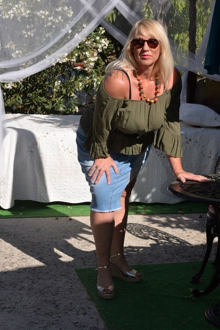16P A loira gorda Melody acaricia os seios ao ar livre com óculos escuros