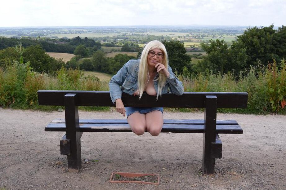 20P La rubia mayor Barby Slut se expone mientras deambula por el parque