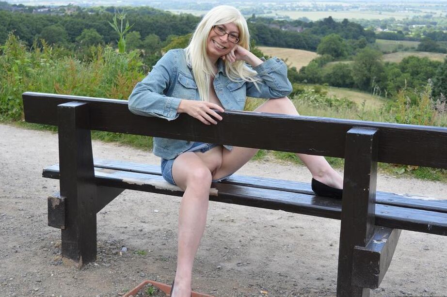20P La rubia mayor Barby Slut se expone mientras deambula por el parque