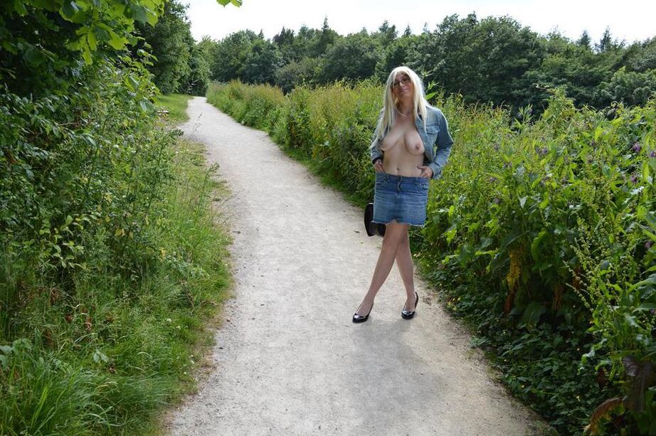 20P La rubia mayor Barby Slut se expone mientras deambula por el parque