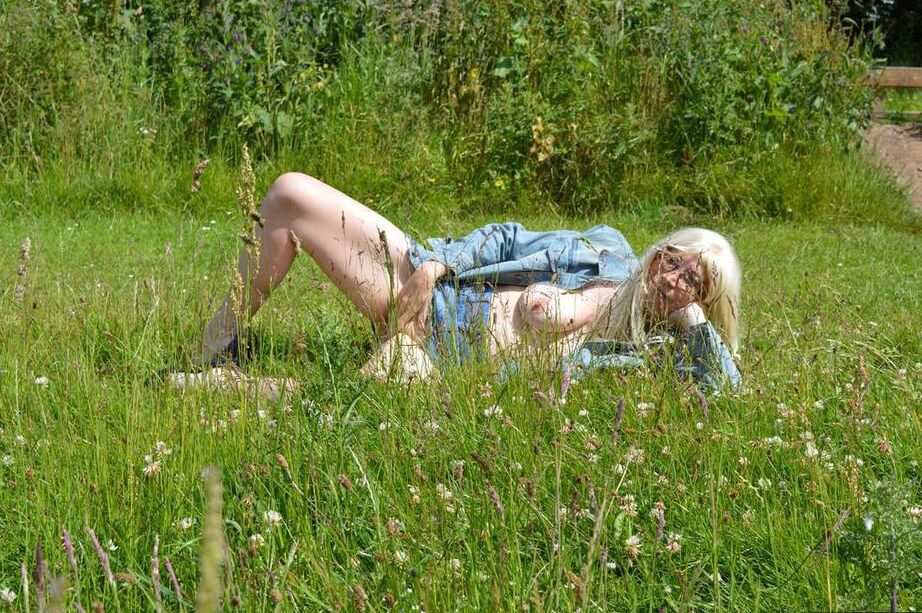 20P La rubia mayor Barby Slut se expone mientras deambula por el parque