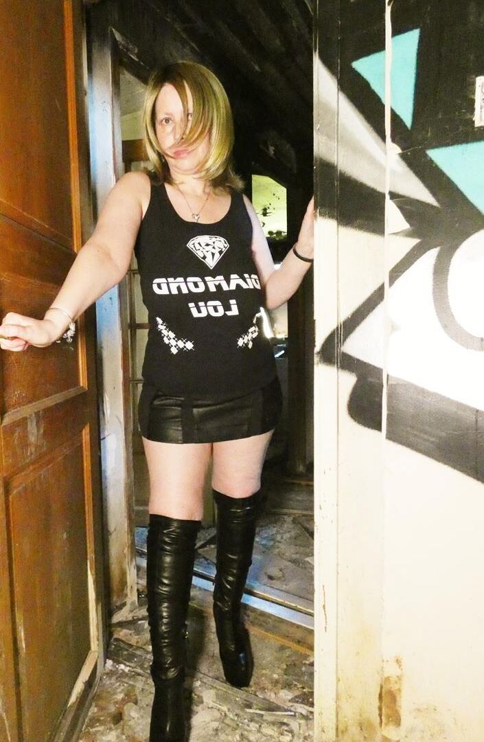 20P La mayor amateur Posh Sophia muestra sus grandes tetas en un edificio lleno de graffitis