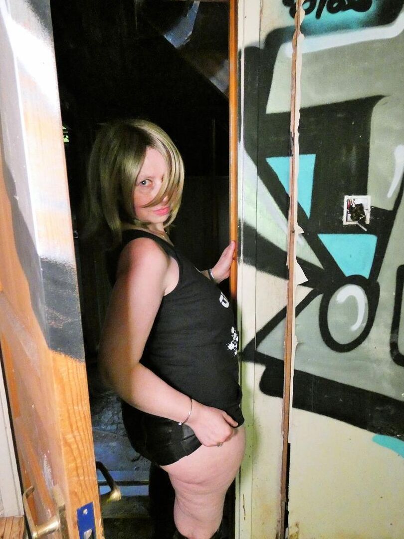 20P La mayor amateur Posh Sophia muestra sus grandes tetas en un edificio lleno de graffitis