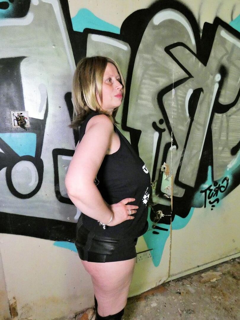 20P La mayor amateur Posh Sophia muestra sus grandes tetas en un edificio lleno de graffitis