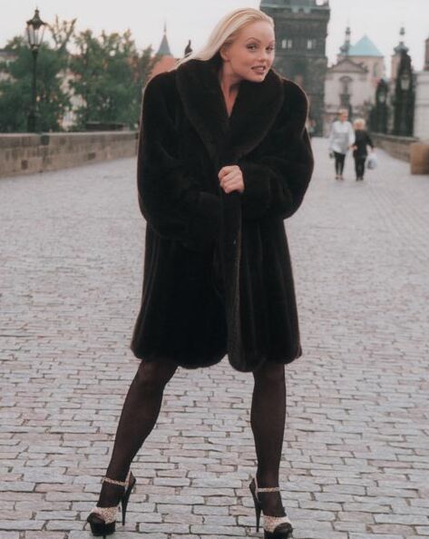 15P Brazen blonde spreading & fingering in crotchless pantyhose in a public place