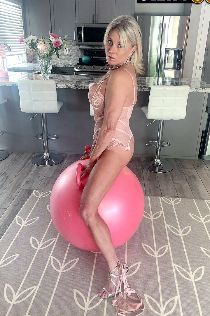15P A loira madura Payton Hall monta uma bola de vibrador antes de fazer sexo com um homem