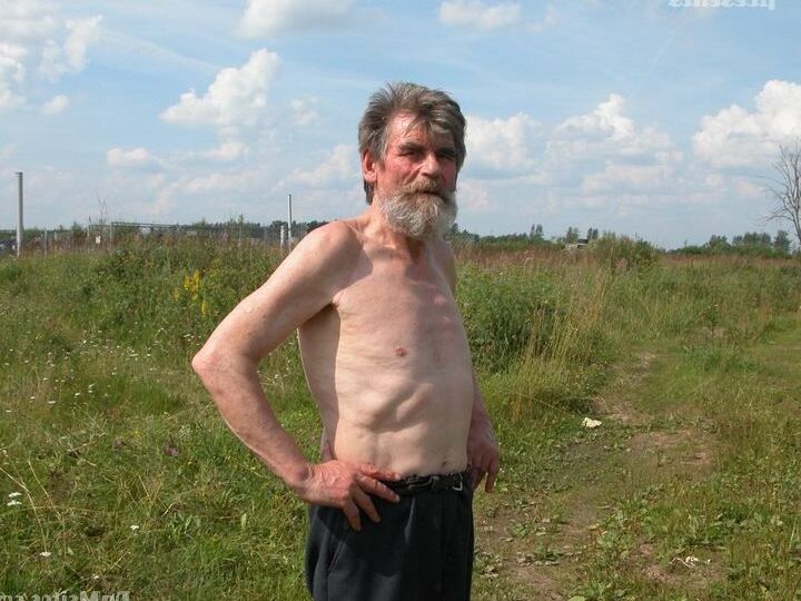 16P Une dame mature en chaleur séduit et baise un sans-abri au milieu de son tas d'ordures