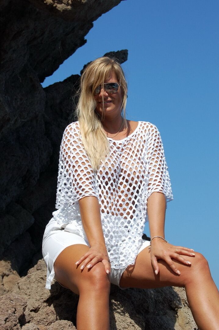 19P Loira amadora Sweet Susi expõe seus peitos e bunda em uma pedra à beira-mar