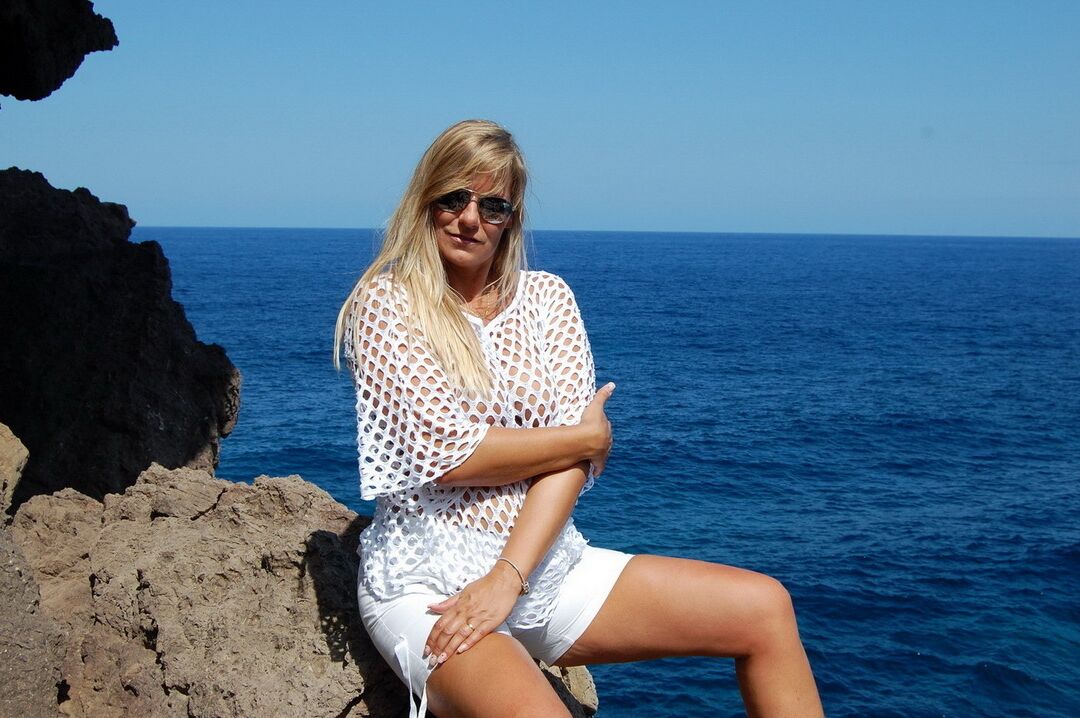 19P Loira amadora Sweet Susi expõe seus peitos e bunda em uma pedra à beira-mar