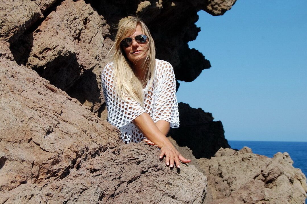 19P Loira amadora Sweet Susi expõe seus peitos e bunda em uma pedra à beira-mar