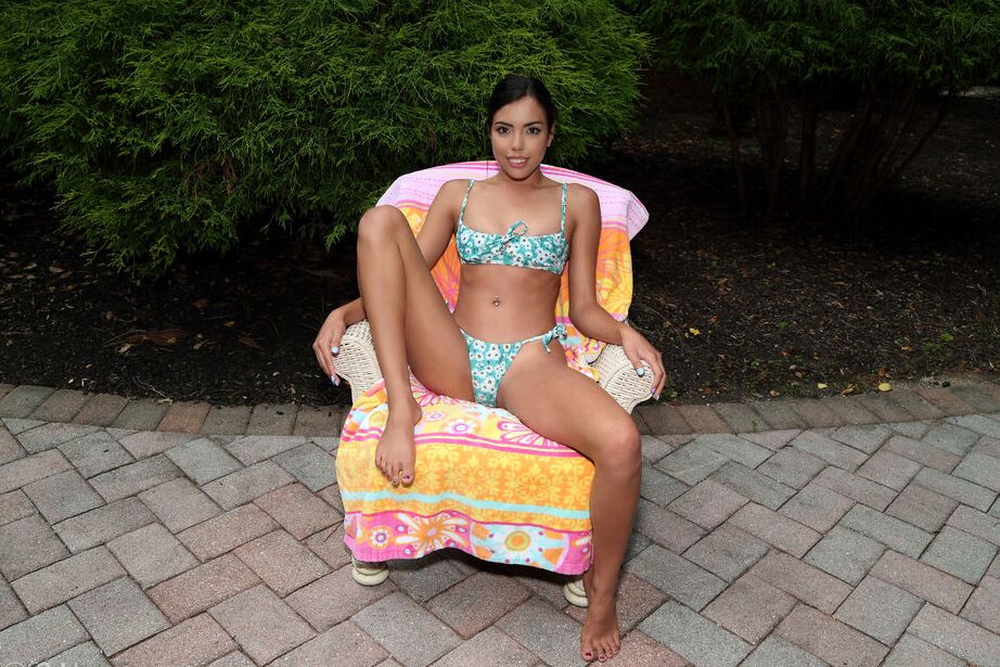 16P La joven amateur Rachel Rivers practica un hula-hoop mientras se desnuda en un patio