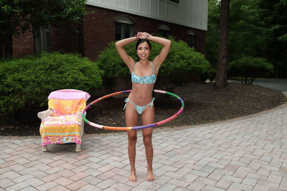 16P La joven amateur Rachel Rivers practica un hula-hoop mientras se desnuda en un patio