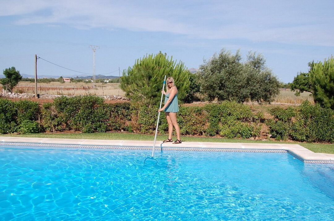 20P Loira amadora Sweet Susi fica nua de óculos escuros depois de limpar a piscina