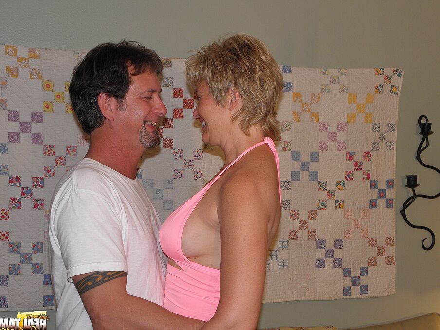 14P Une mature plus âgée obtient ses gros seins sexy