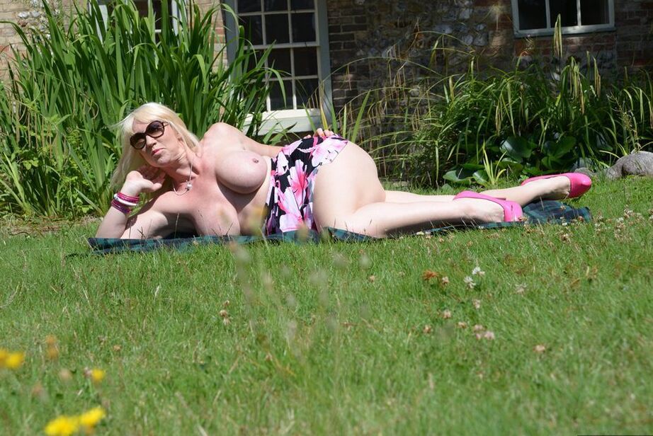 Die 20P übergewichtige ältere Blondine Melody zeigt ihr großes Naturtalent in einer Hinterhofumgebung