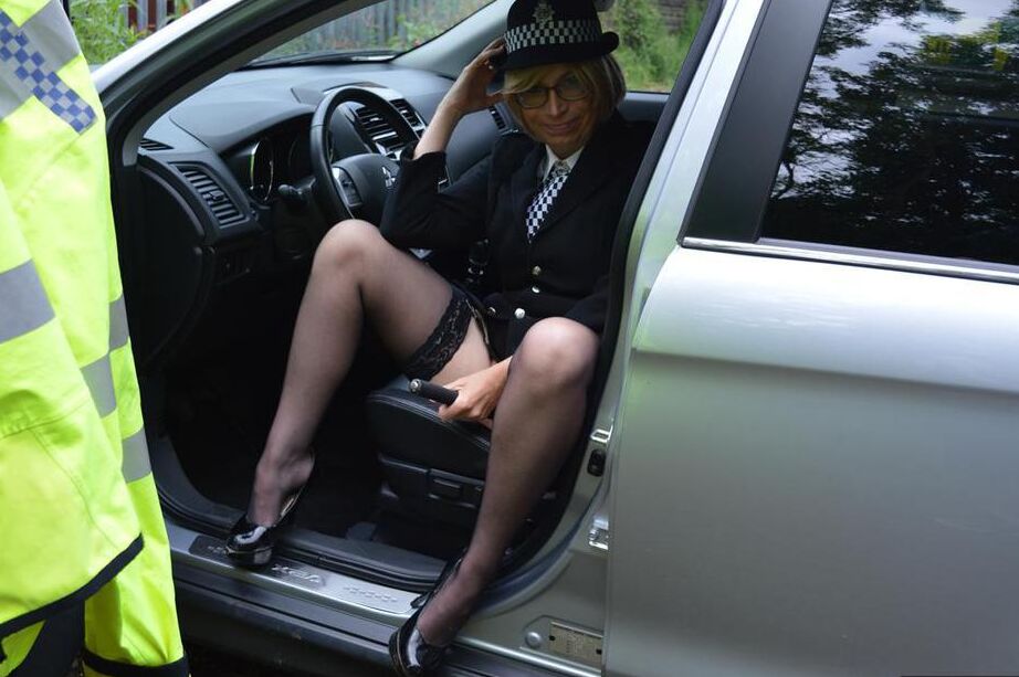 20P La sirvienta madura Barby Slut juega con su chocho y chupa una polla en un estacionamiento