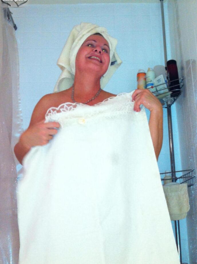 20P Busty Bliss, une amatrice âgée, montre son corps totalement nu pendant qu'elle prend une douche.
