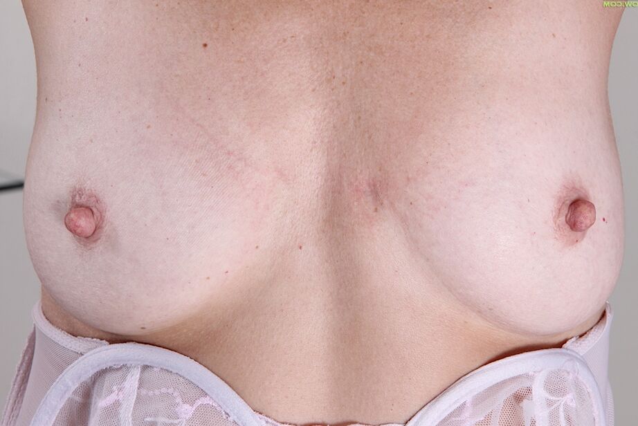 16P Vovó magra Alley se despindo para espalhar a vagina madura
