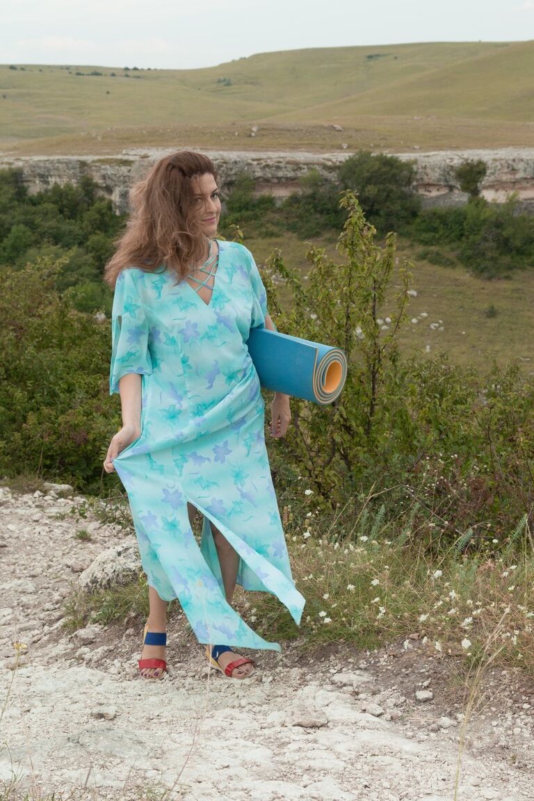 17P La madura morena Elena V se quita la ropa y se frota el coño peludo al aire libre