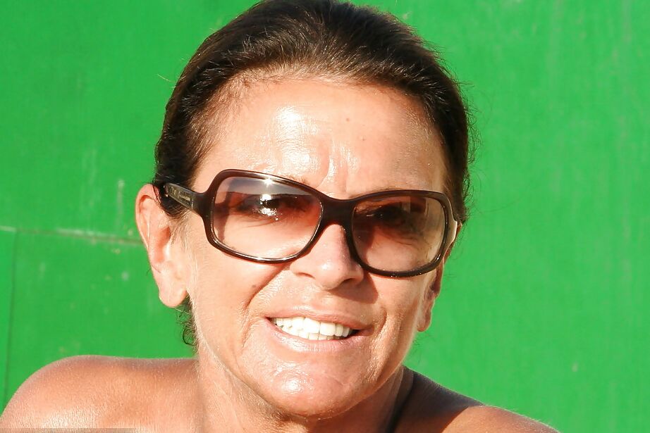 16P Mulher nua do Reino Unido, Lady Sarah, exibindo uma buceta madura com piercing ao ar livre na praia