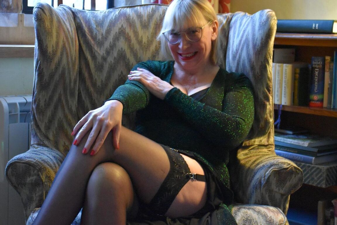 16P Die ältere blonde Dame Barby Slut zeigt ihre Vagina während der Upskirt-Aktion auf einem Stuhl