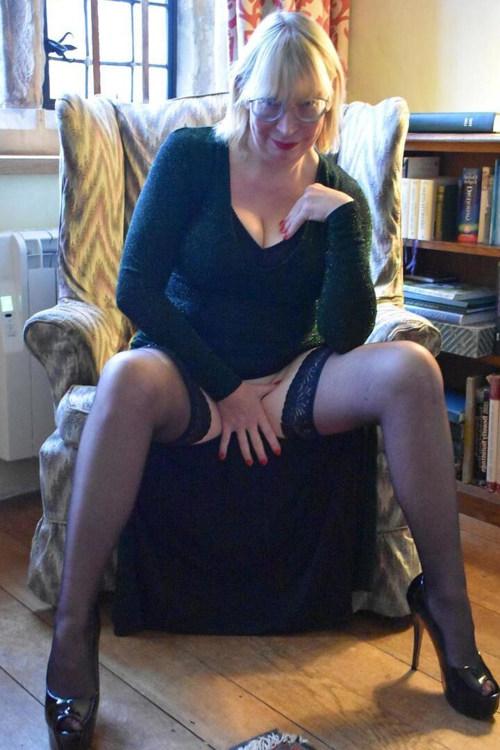 16P Die ältere blonde Dame Barby Slut zeigt ihre Vagina während der Upskirt-Aktion auf einem Stuhl