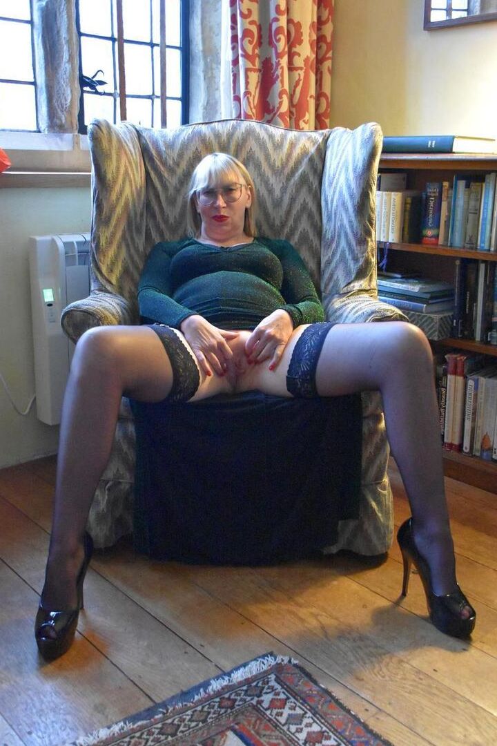 16P Die ältere blonde Dame Barby Slut zeigt ihre Vagina während der Upskirt-Aktion auf einem Stuhl