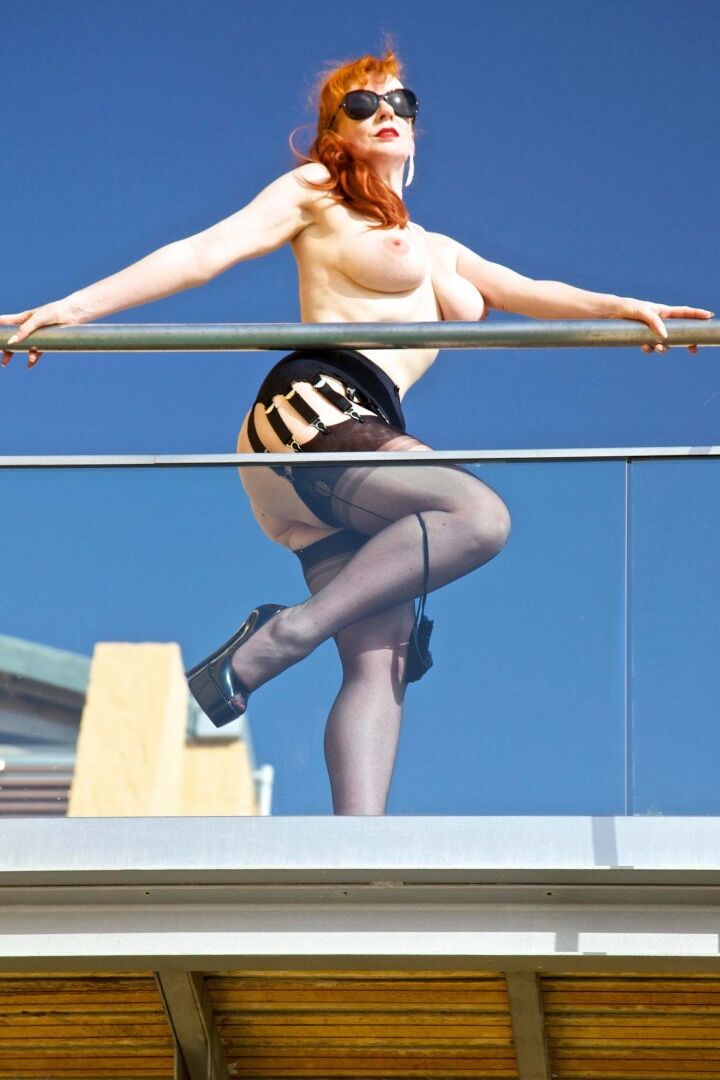 16P プールサイドで真っ赤になってレースのパンティーでオナニーしてるのは