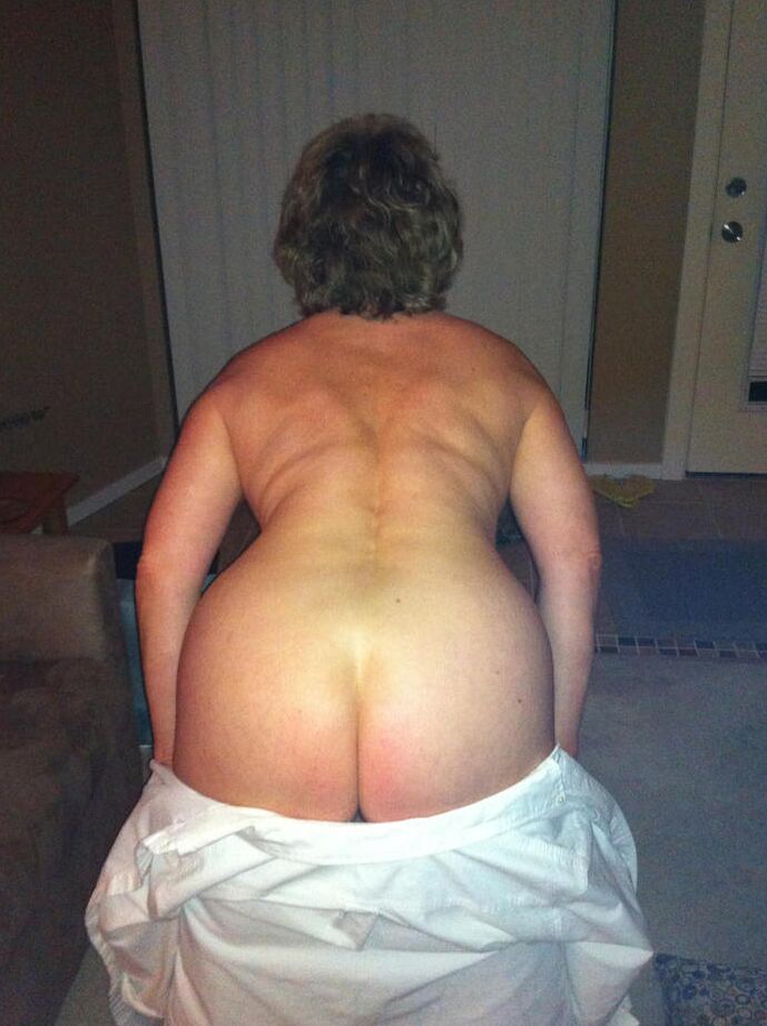 20P Mulher mais velha gordinha Busty Bliss fazendo sexo oral com a camisa desabotoada