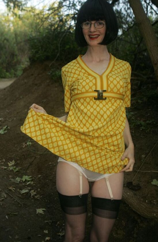 12P Senhora madura e magra em meias de náilon tirando o vestido ao ar livre
