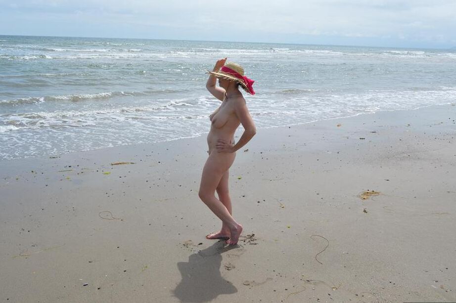 20P Older amateur Barby Slut wades into the ocean in nothing more than a sun hat