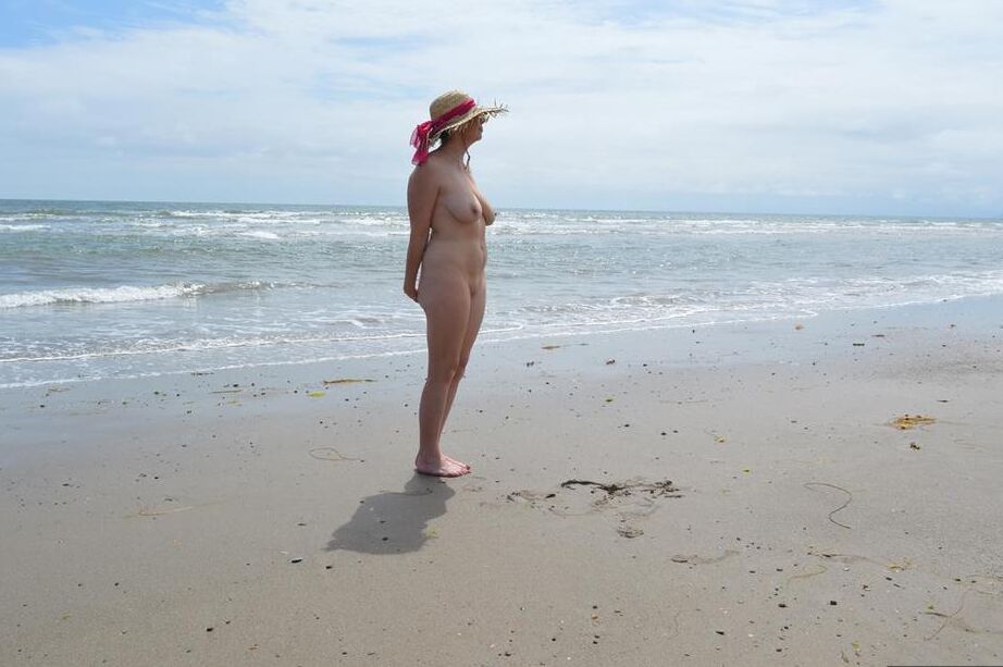 20P Older amateur Barby Slut wades into the ocean in nothing more than a sun hat