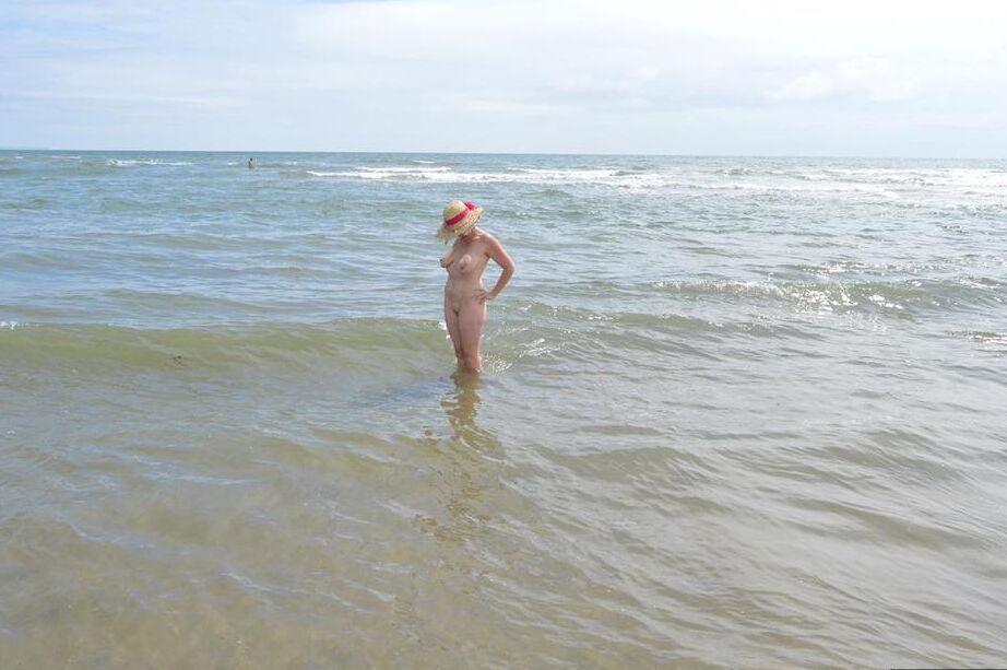 20P Older amateur Barby Slut wades into the ocean in nothing more than a sun hat