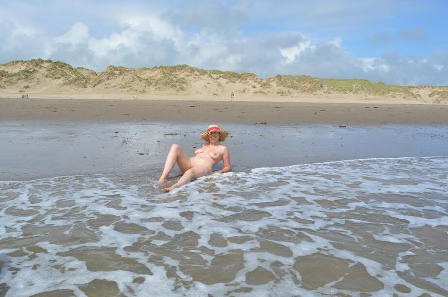 20P Older amateur Barby Slut wades into the ocean in nothing more than a sun hat