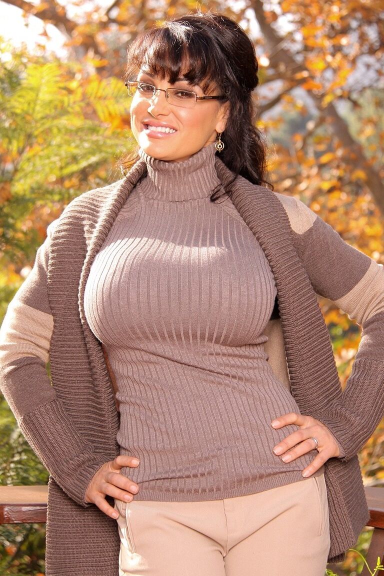 18P Reife Brünette mit Brille Lisa Ann enthüllt runde Titten